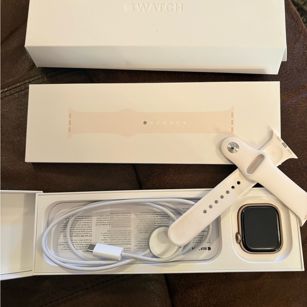 Apple Watch Series 11 42 mm in Rose Good with Light Blush Band in M/L